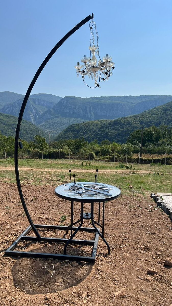 Candelabru cu vedere spre munte