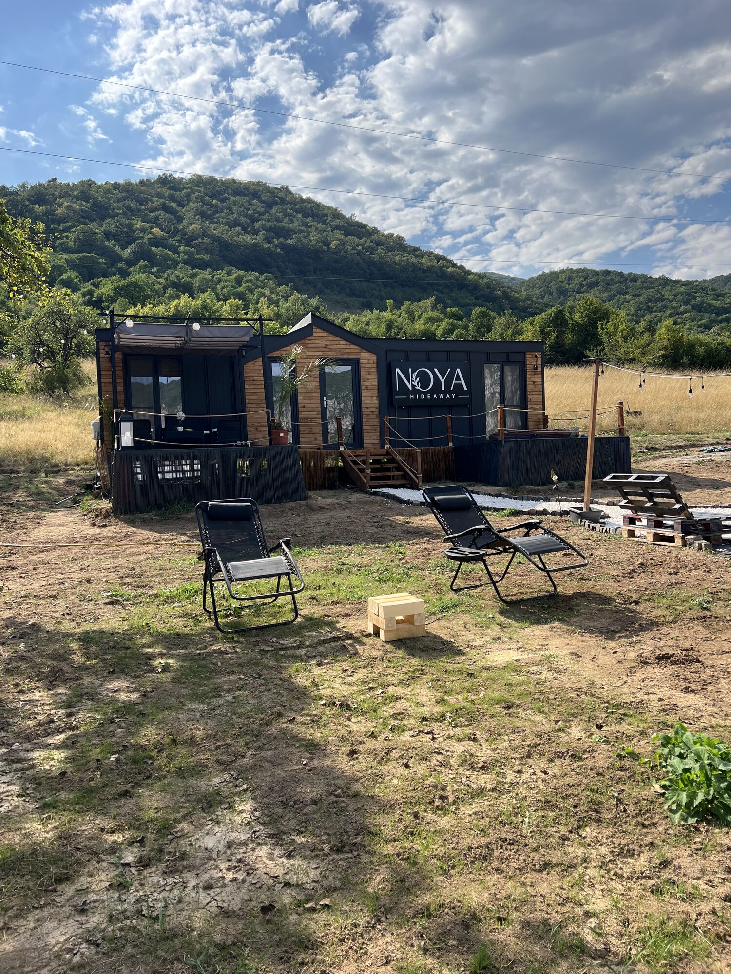 Cabana NOYA cu vedere spre munte