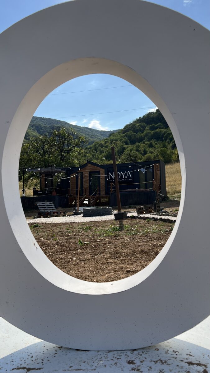 Poarta circulara cu vedere spre cabana
